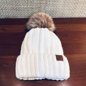 🌟2xHP🌟NWOT C.C Ivory Faux Fur Pom Beanie
